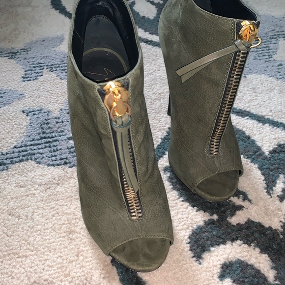 Giuseppe Zanotti sexy booties.  Heavy duty gold zippers. Beautiful olive green - Picture 9 of 11
